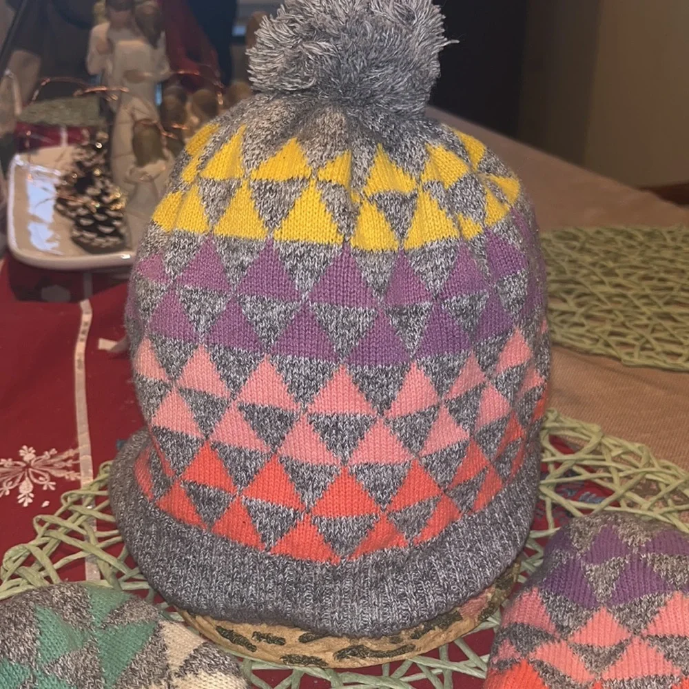 Gap Kids Grey with Multi Color Triangle Shape Hat and Mittens EUC